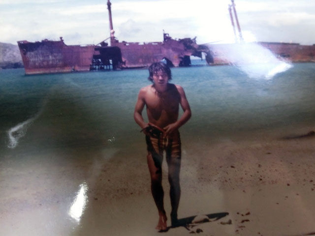 小笠原村の沈船を背景に僕の写真